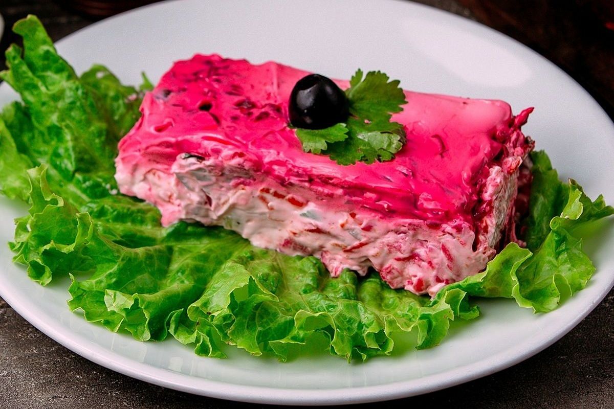 Стоимость приготовления салата «Селедка под шубой» в России выросла за год