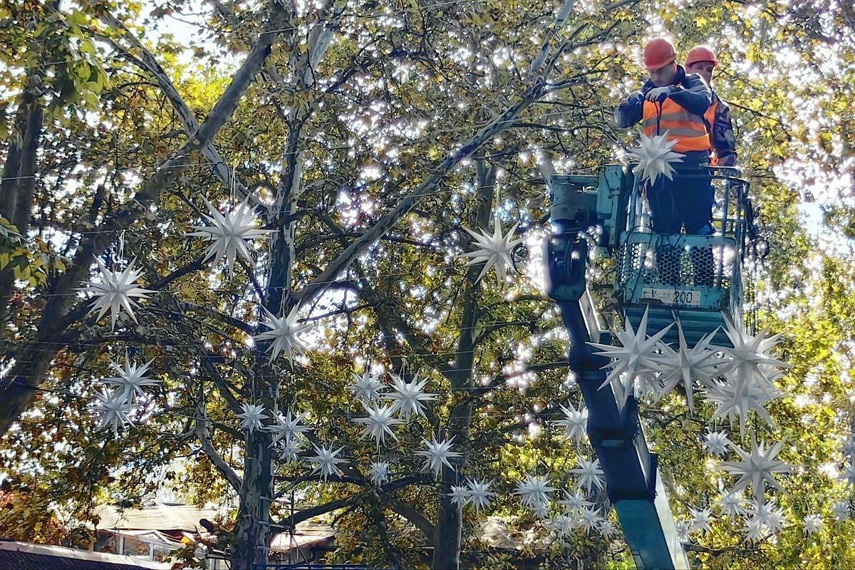 Главную улицу Краснодара начали украшать к Новому году: где монтируют иллюминацию
