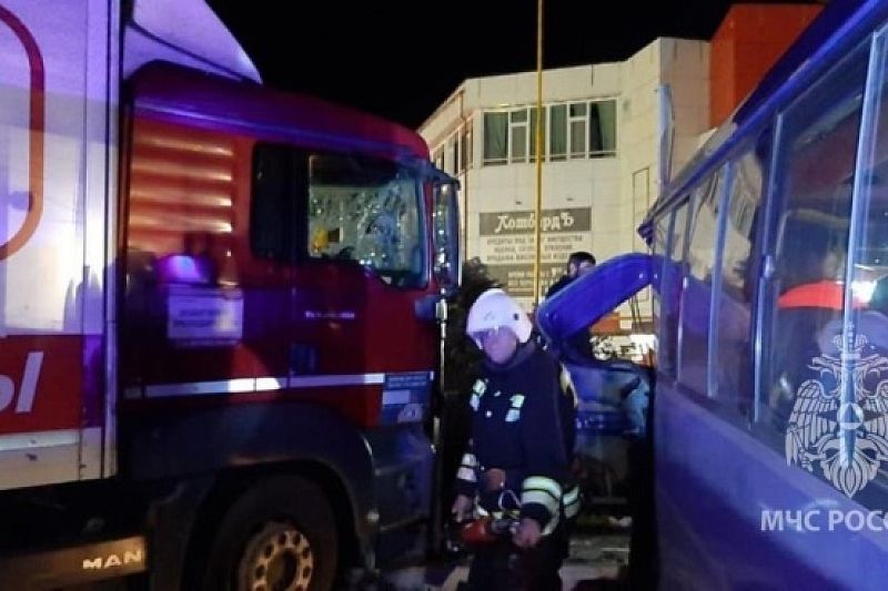 В Сочи столкнулись фура и микроавтобус, пострадали 4 человека