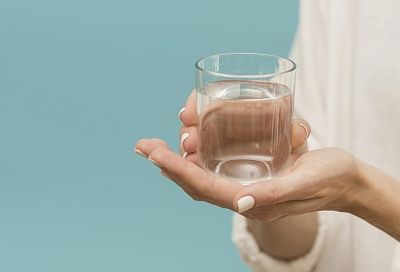 От боли в суставах пьем такую воду: срочно восполняем нехватку жидкости в хрящах
