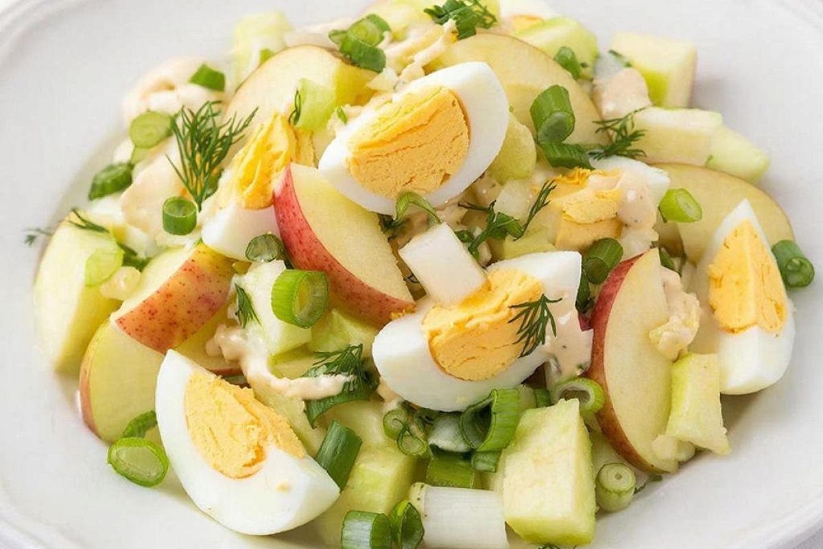 Моя бабушка в этот салат всегда натирала яблочко. Нежнейший салат из пяти ингредиентов: яйца, сыра, яблока, лука и майонеза