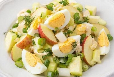 Моя бабушка в этот салат всегда натирала яблочко. Нежнейший салат из пяти ингредиентов: яйца, сыра, яблока, лука и майонеза
