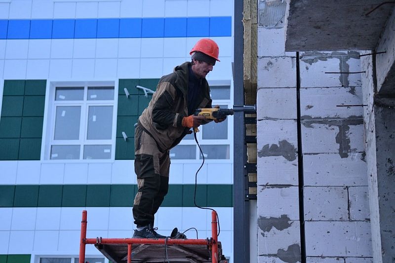 Новый подрядчик ускорил темпы строительства школы в поселке Российском в Краснодаре