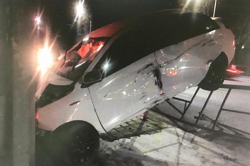В Краснодаре 20-летний водитель автомобиля Chery врезался в столб и дорожный знак