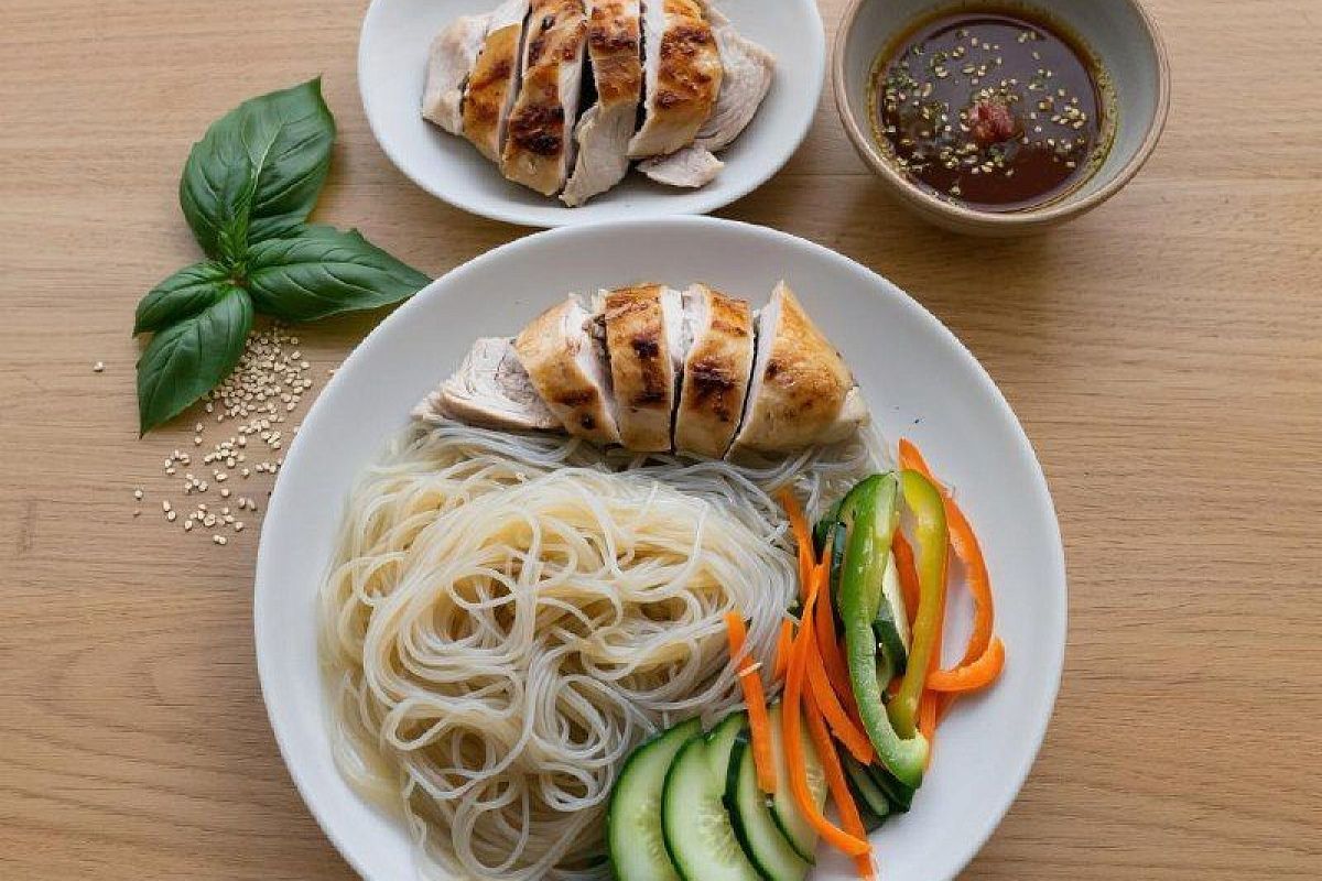 «Стекляшка» — мой быстрый рецепт ужина всего 20 минут: фунчоза с овощами и курицей 