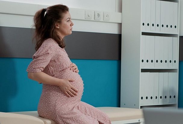 Врачи неодобряют: почему беременным женщинам хочется есть мел и что с этим делать