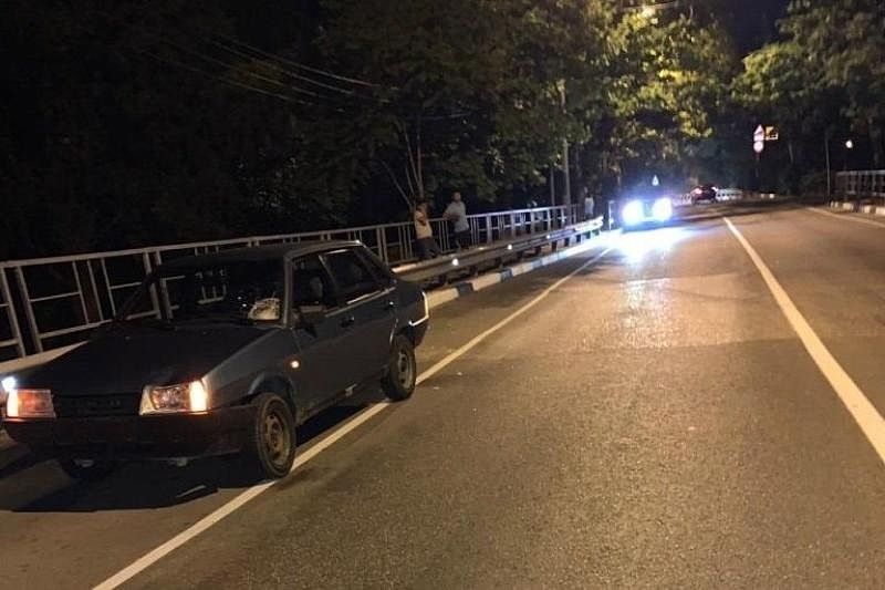 В Сочи водитель ВАЗа сбил пешехода на темной дороге