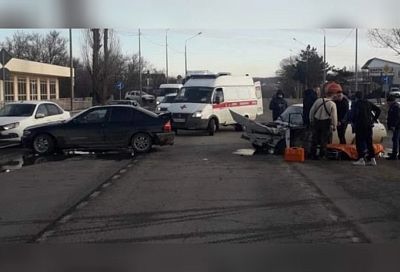 Водитель на ВАЗе врезался в BMW в Краснодарском крае. Пострадали двое