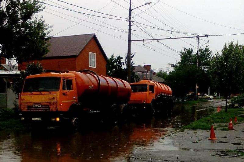 В Краснодаре из-за сильного ливня вода зашла в три дома