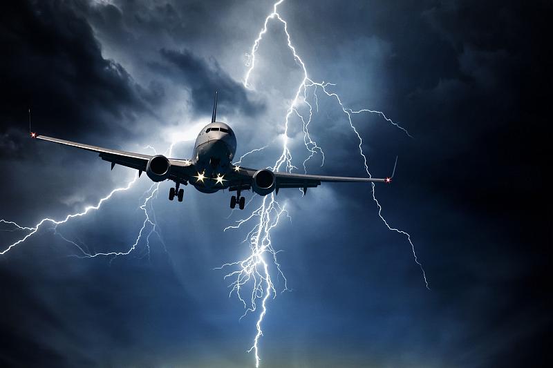 В Сочи при заходе на посадку в самолет из Казани попала молния