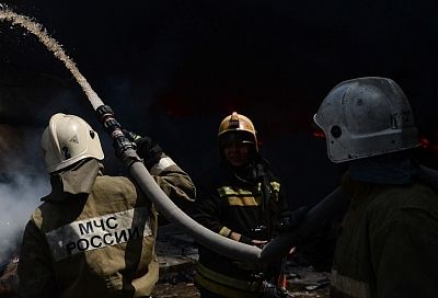 Площадь пожара после ночной атаки БПЛА в порту Темрюка увеличилась