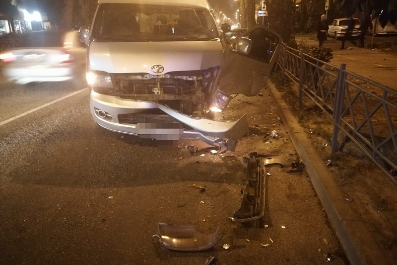В Сочи в ДТП с Lexus и Toyota пострадали два человека