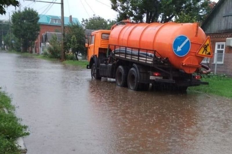 В Краснодаре из-за сильного ливня затопило улицы