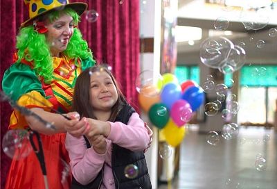 Представление дня одного зрителя: артисты краснодарского цирка выступили перед онкобольной 8-летней девочкой
