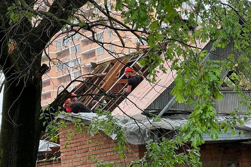 В Краснодаре в пострадавшем при атаке дрона частном доме затягивают поврежденную кровлю временной пленкой