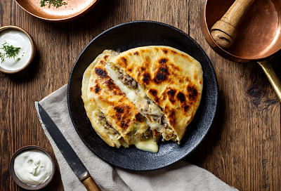 Лепёшки с курицей, грибами и сыром на кефирном тесте