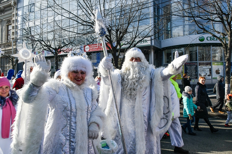 Парад Дедов Морозов и ярмарка: в Краснодаре открыли главную городскую елку