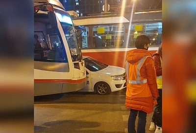 В Краснодаре в зажатом между двумя трамваями такси находились 5 человек: есть ли пострадавшие