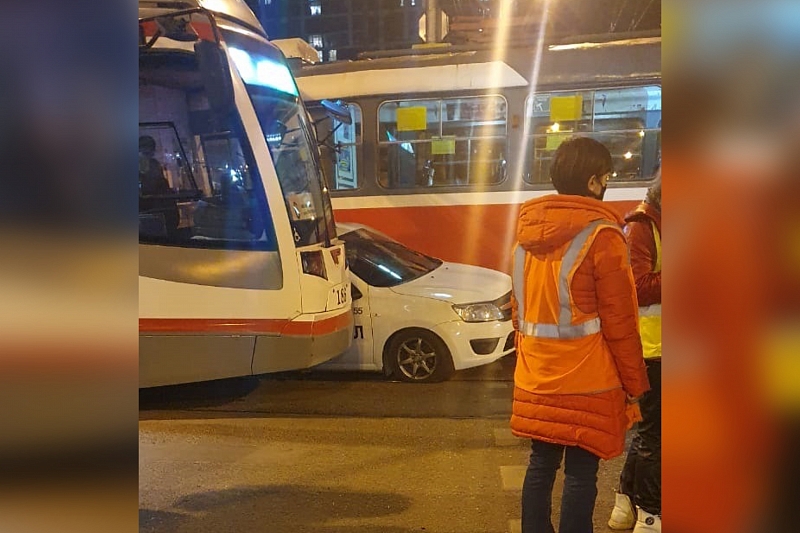В Краснодаре в зажатом между двумя трамваями такси находились 5 человек: есть ли пострадавшие