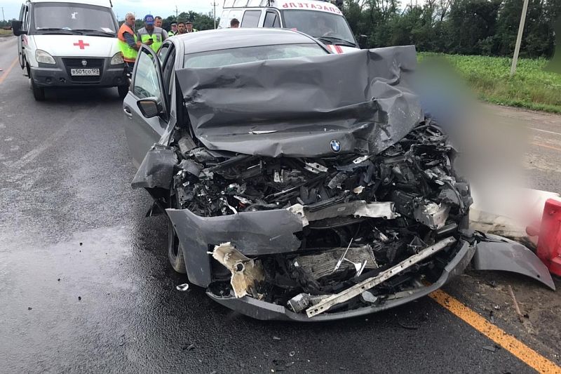 На Кубани в лобовом ДТП с фурой погиб водитель BMW 
