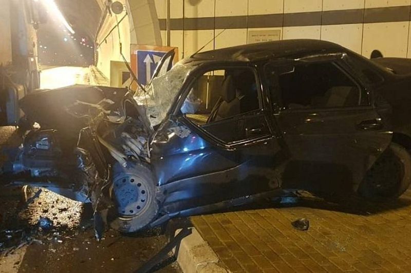 Пострадавший в ДТП в сочинском тоннеле водитель «Лады Приоры» умер в больнице