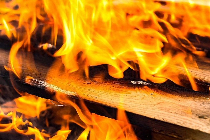 В Ростовской области несколько жилых домов охвачены огнем от лесного пожара