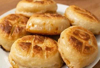 Бездрожжевое тесто, а пирожки получаются пышными и нежными и не впитывают масло 