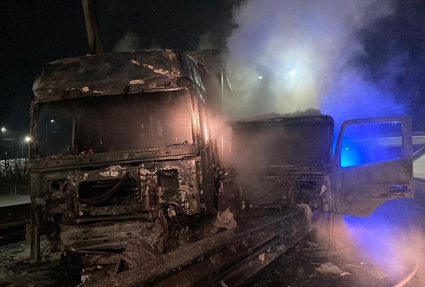 Столкнулись и загорелись: житель Кубани погиб в ДТП с двумя КамАЗами