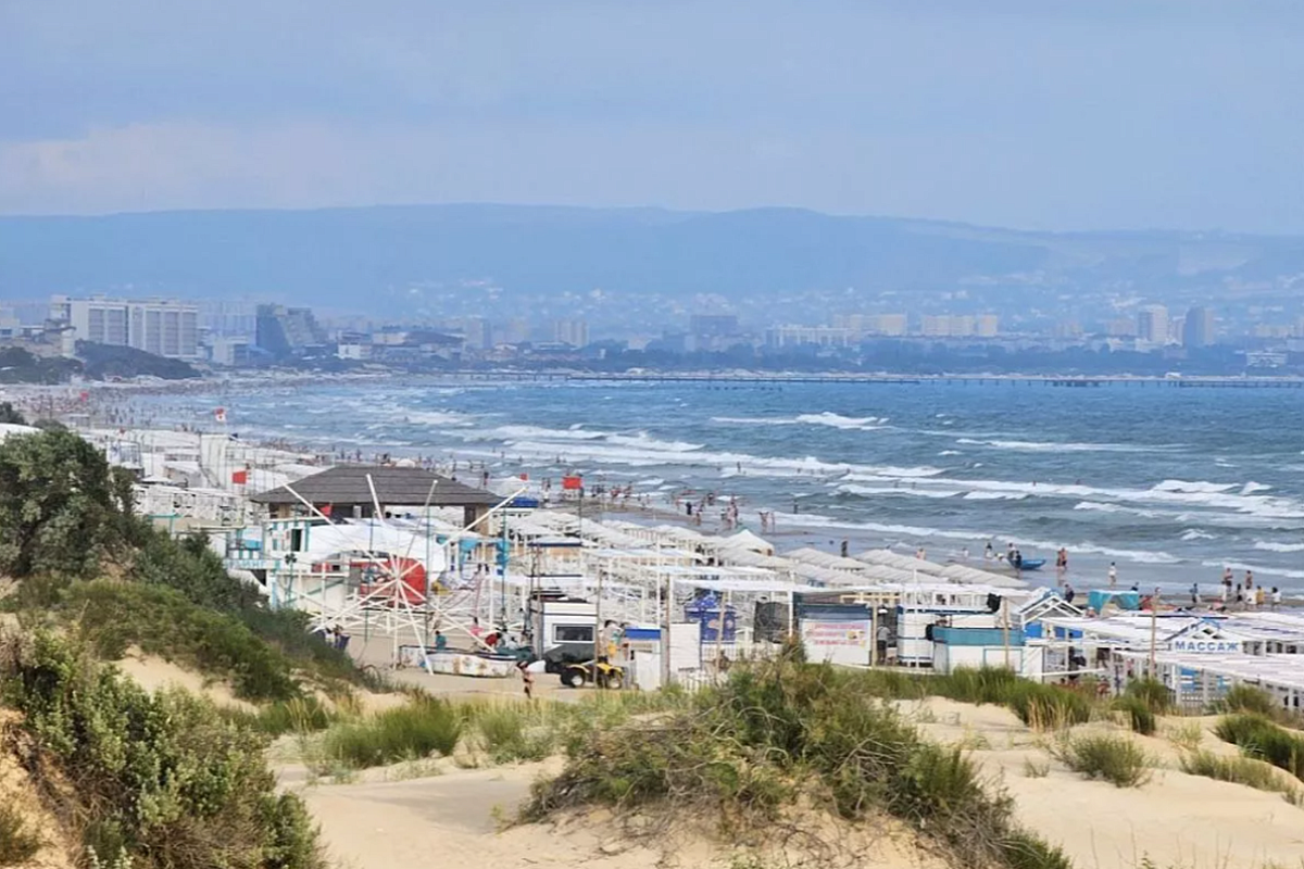 В Анапе продлили запрет на купание в море из-за шторма и тягуна