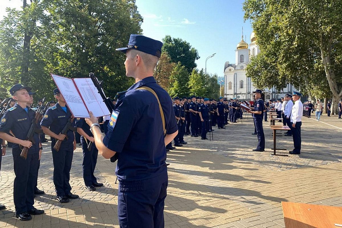 В Краснодаре свыше 300 курсантов военного училища летчиков им А.К. Серова приняли присягу