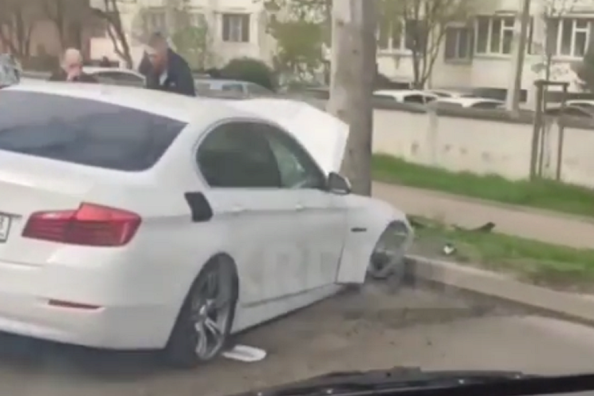 В Краснодаре водитель BMW врезался в столб и попал на видео