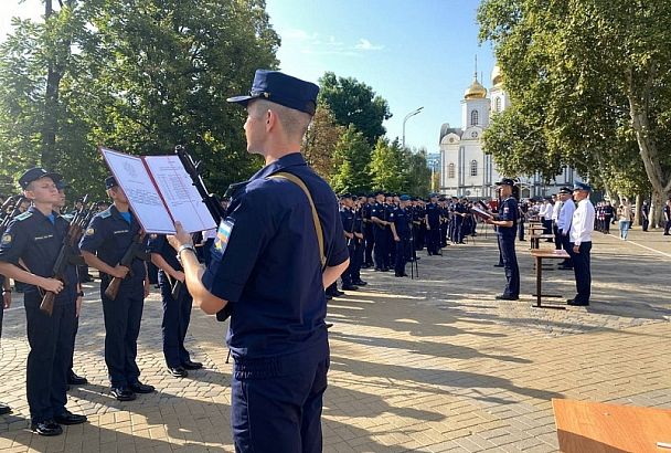 В Краснодаре свыше 300 курсантов военного училища летчиков им А.К. Серова приняли присягу