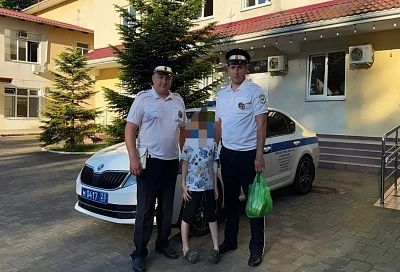 Сочинские инспекторы ДПС помогли спасти ребенка с острой болью в животе