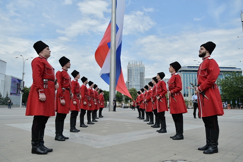 В День России над Главной городской площадью Краснодара подняли триколор