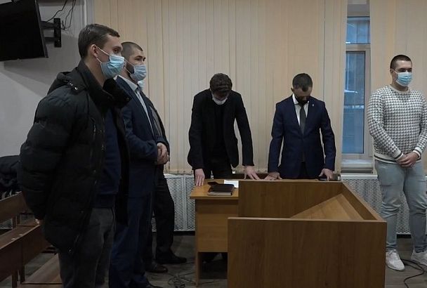 В Краснодаре суд вынес приговор бизнесмену и его охранникам, избившим водителя «Газели»