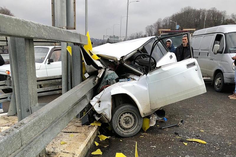 В Сочи водитель ВАЗ-2104 погиб, врезавшись в забор