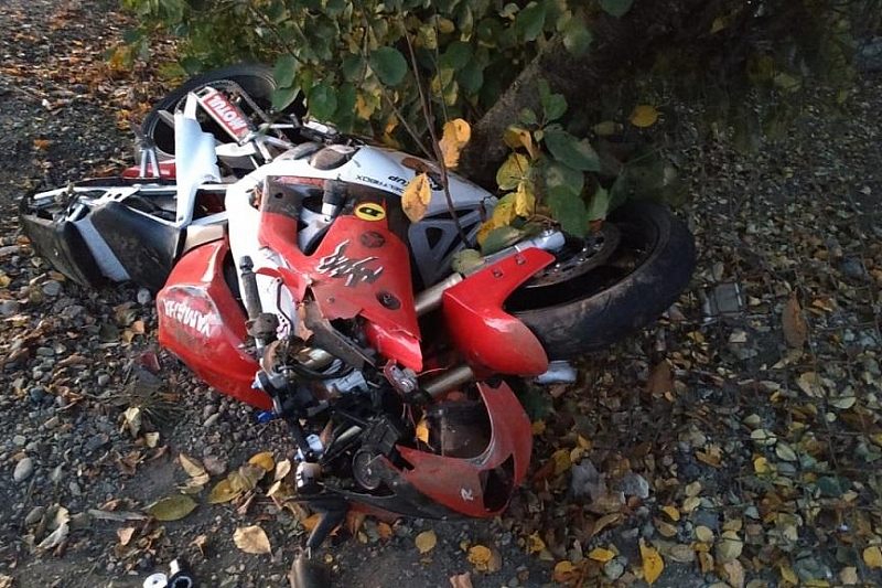 В Краснодарском крае в ДТП пострадал пьяный мотоциклист без прав, врезавшийся в иномарку