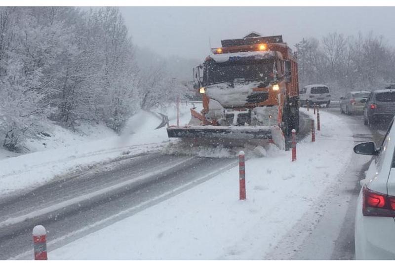 В Краснодарском крае из-за сильного снегопада ограничат движение транспорта на Молдовановском перевале