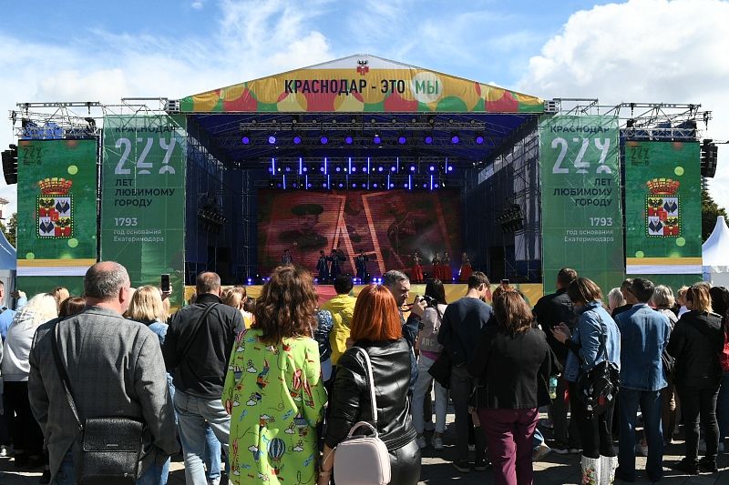 Около 4,5 тыс. краснодарцев посмотрели концерт «Мы вместе» в честь Дня города 