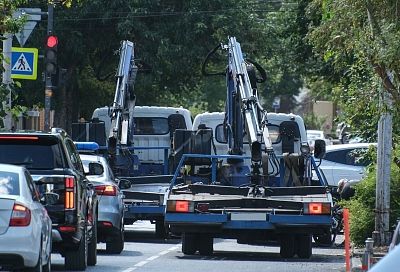 Эвакуаторы за неделю забрали с центральных улиц Краснодара 417 машин