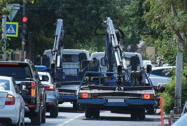 Эвакуаторы за неделю забрали с центральных улиц Краснодара 417 машин