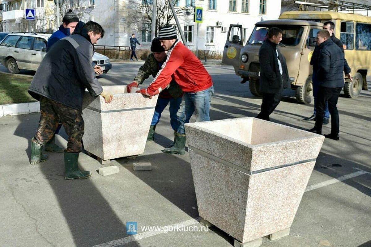 После летального ДТП в Горячем Ключе на аллее 1000 сосен начали устанавливать вазоны с цветами