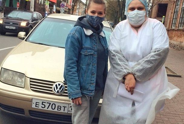 В Ейске многодетная мама на своем автомобиле доставляет врачей к пациентам на дом