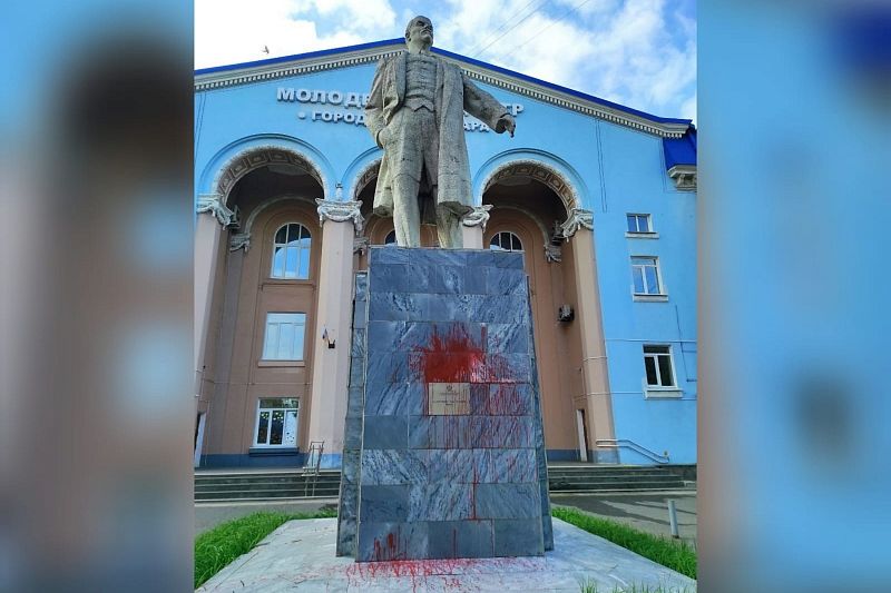 Вандалы осквернили памятник Ленину в Краснодаре
