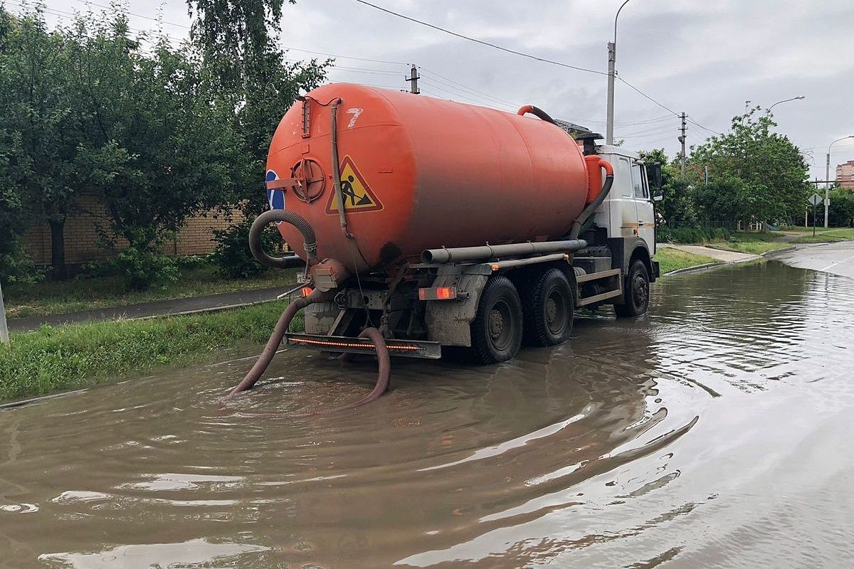 Спецтехника откачивает воду с подтопленных улиц Краснодара 