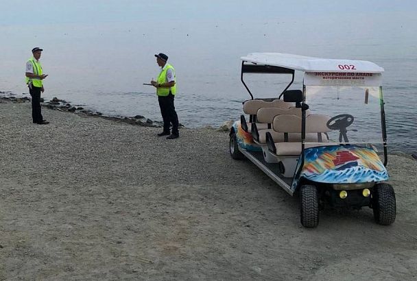 На пляже в Анапе экскурсионная машина скатилась с дороги и сбила 7-летнего ребенка