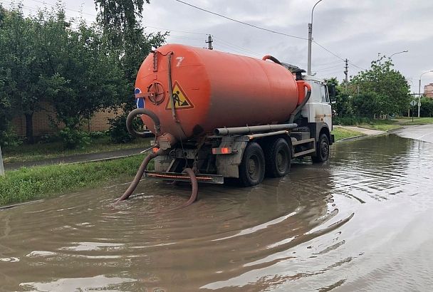 Спецтехника откачивает воду с подтопленных улиц Краснодара 