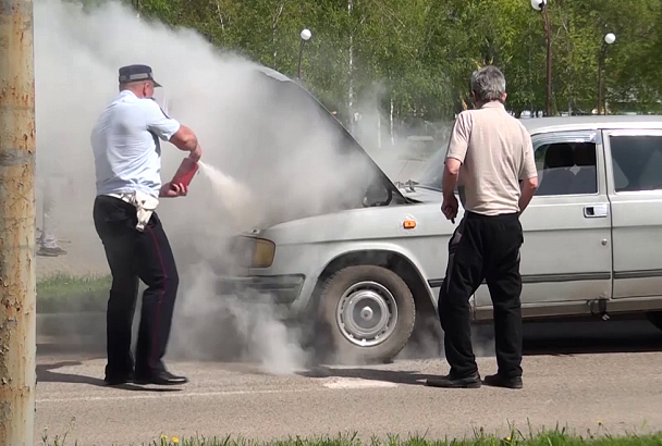 На Кубани полицейские потушили загоревшийся на ходу автомобиль пенсионера