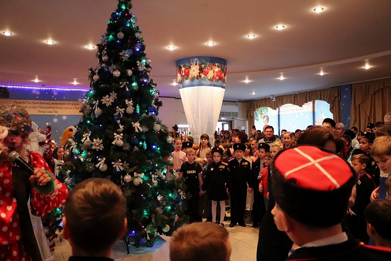 Более 700 казачат приняли участие в атаманской новогодней елке в Краснодаре