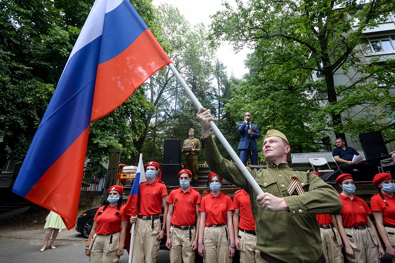 Ветеранов в Сочи поздравили песнями и танцами под окнами домов 